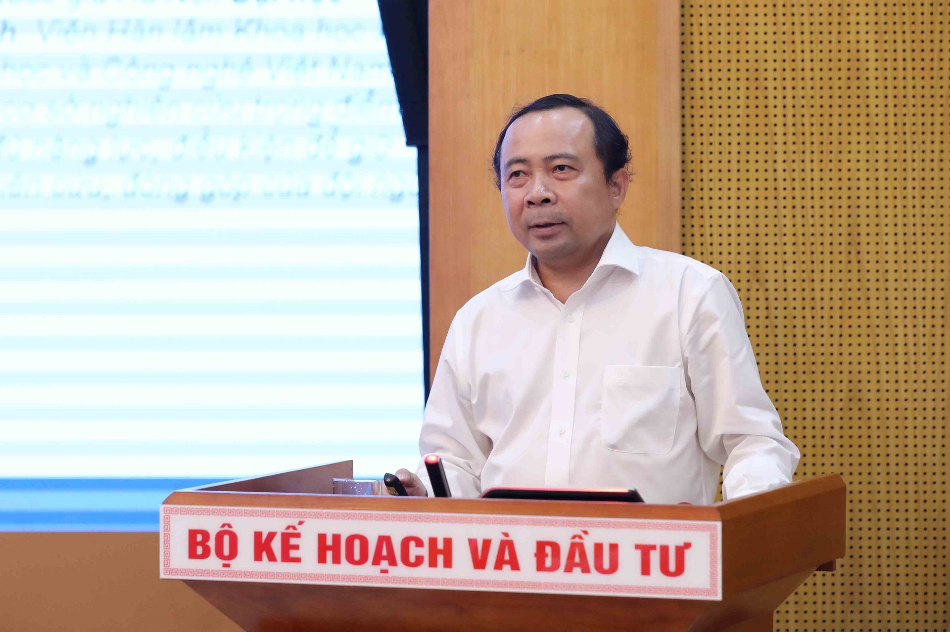 PGS. TS. Vũ Hải Quân cho rằng đã có một sự chuyển biến hết sức tích cực trong nhận thức của người dân, đặc biệt là học sinh và sinh viên, về cơ hội trong ngành công nghệ bán dẫn. 