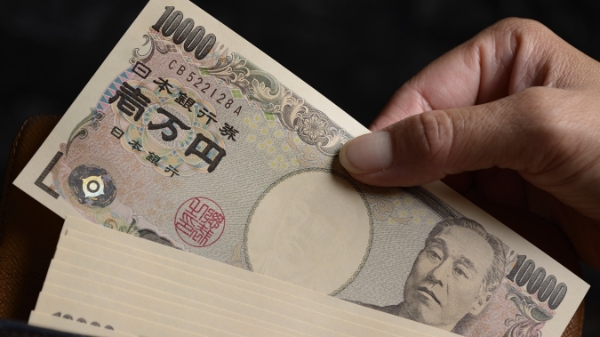 Các quỹ phòng hộ “rón rén” quay lại với carry-trade yên Nhật