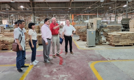 John Wallace hướng dẫn khách tham quan phân xưởng gỗ FSC thân thiện môi trường.