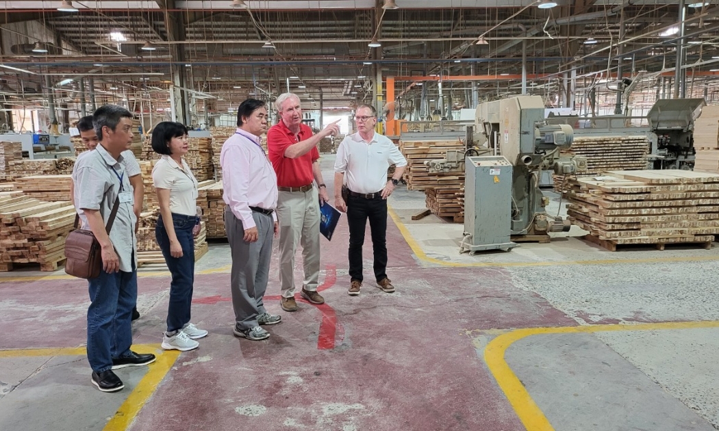 John Wallace hướng dẫn khách tham quan phân xưởng gỗ FSC thân thiện môi trường.