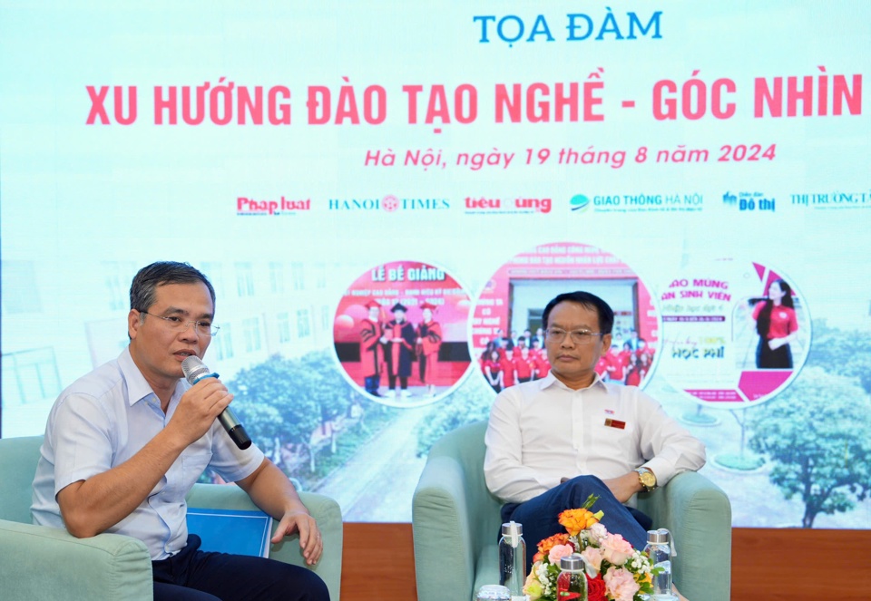 Các chuyên gia chia sẻ tại tọa đàm. Ảnh: Duy Khánh.