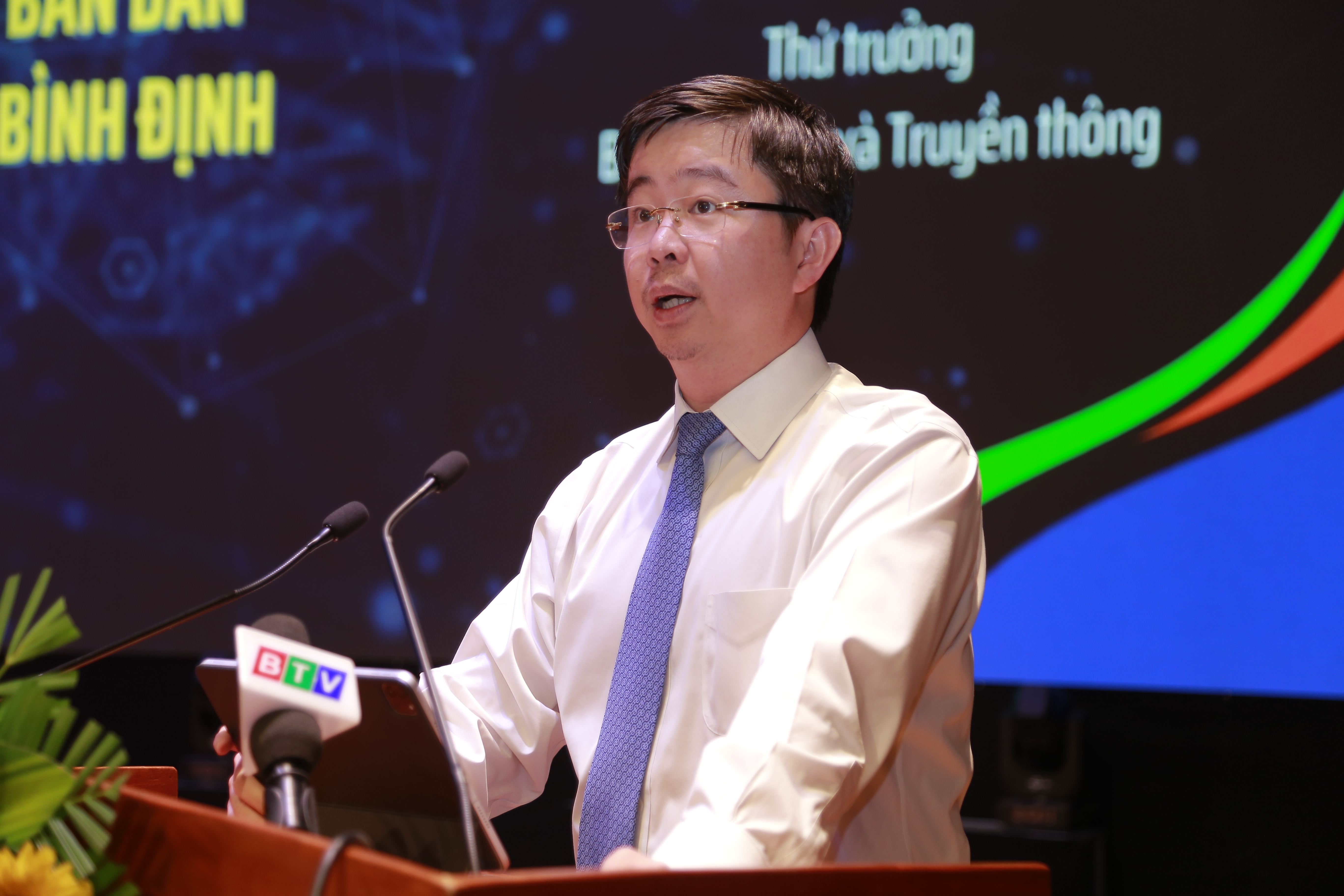 Thứ trưởng Bùi Hoàng Phương: Sản xuất sản phẩm công nghệ số và cung cấp dịch vụ công nghệ số là ngành nghề được ưu đãi đầu tư theo quy định của pháp luật với nhiều ưu đãi đặc biệt như: thuế suất, miễn giảm thuế thu nhập doanh nghiệp, miễn giảm thuế thu nhập cá nhân cho các chuyên gia làm việc, miễn giảm tiền sử dụng đất, tiền thuê đất.