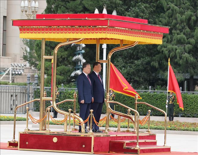 Tổng Bí thư, Chủ tịch nước Tô Lâm và Tổng Bí thư, Chủ tịch nước Trung Quốc Tập Cận Bình trên bục danh dự, nghe quân nhạc cử Quốc thiều hai nước - Ảnh: TTXVN