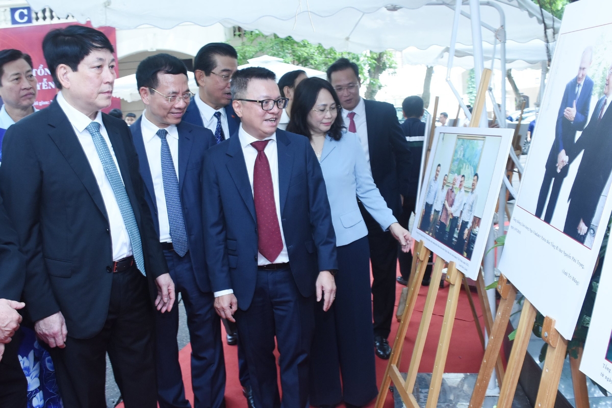 Các đồng chí lãnh đạo Đảng, Nhà nước tại triển lãm ảnh "Tổng Bí thư Nguyễn Phú Trọng" trong chương trình Lễ khai trương.
