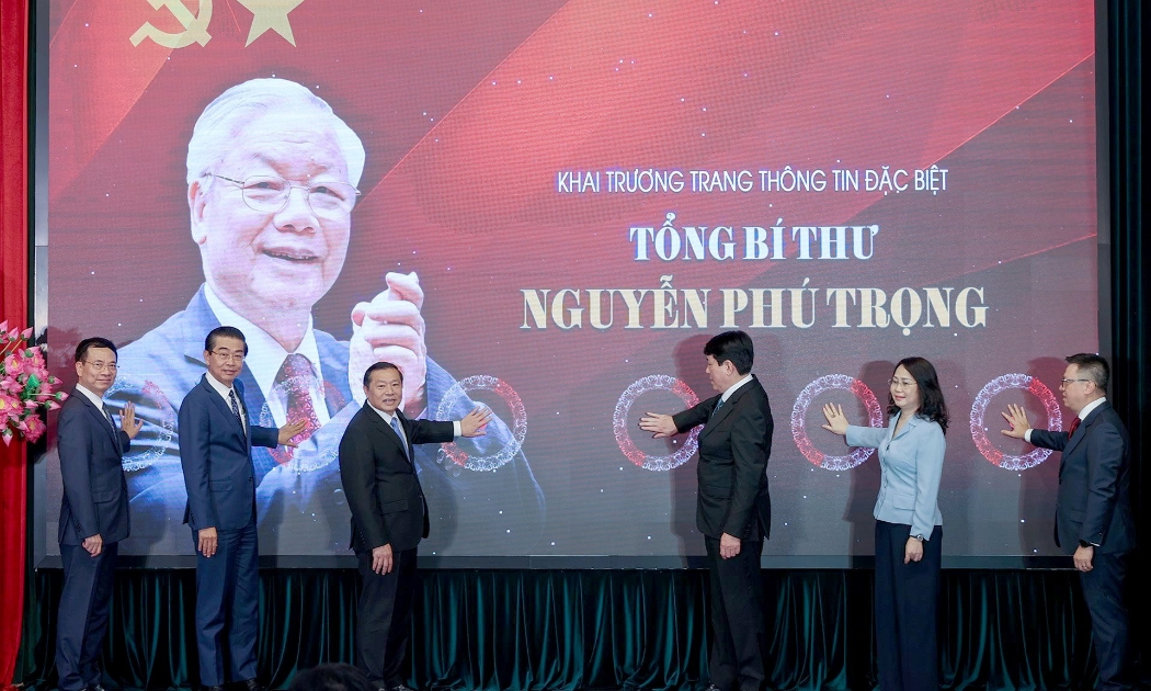 Lãnh đạo Đảng, Nhà nước, các đại biểu ấn nút khai trương trang thông tin đặc biệt “Tổng Bí thư Nguyễn Phú Trọng - Nhà lãnh đạo có tâm, có tầm của Đảng”. Ảnh: Thành Đạt.