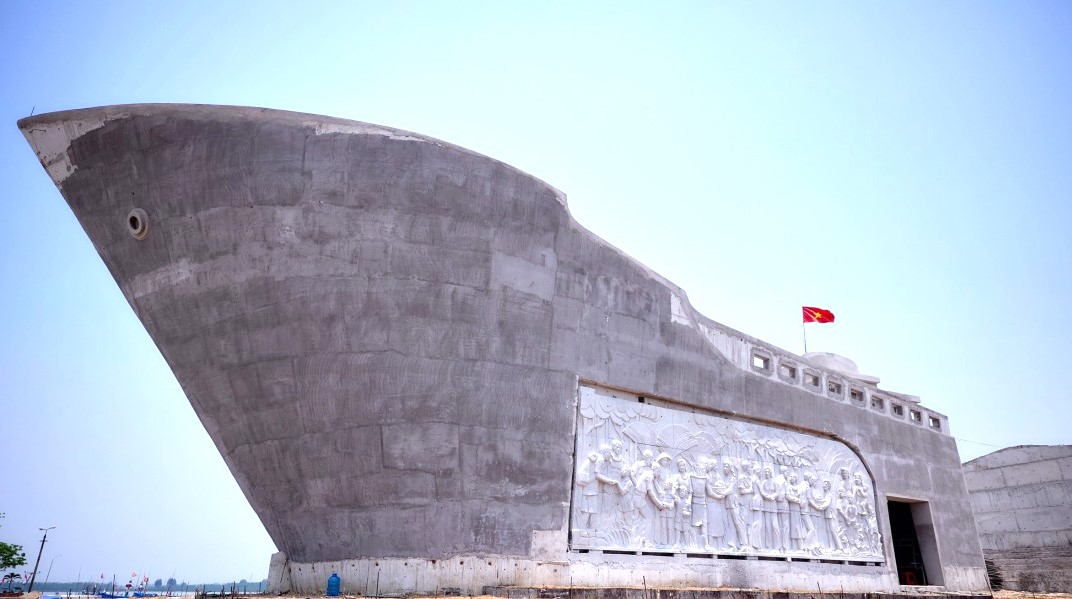 Tượng đài con tàu tập kết ra Bắc thể hiện tình cảm thủy chung, son sắt của nhân dân 2 miền Nam - Bắc xây dựng tại phường Quảng Tiến, thành phố Sầm Sơn sắp sửa hoàn thành