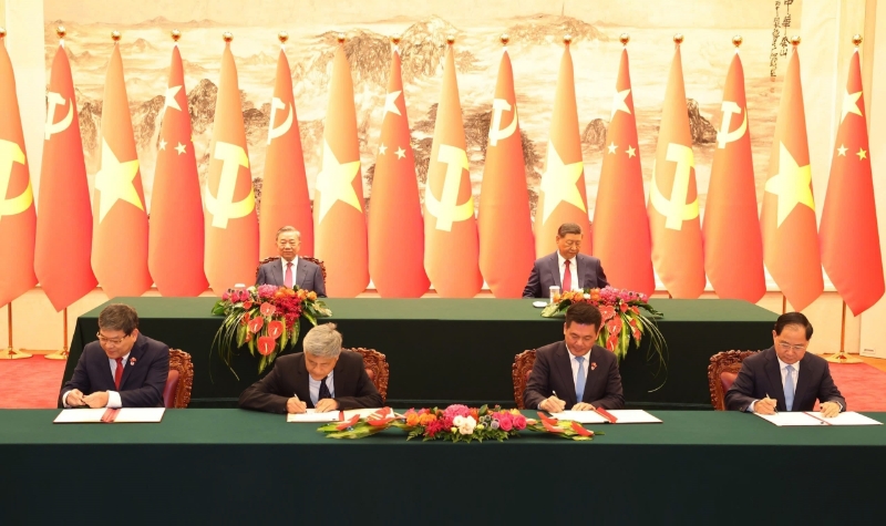 Vietnam, China ink 14 cooperation agreements