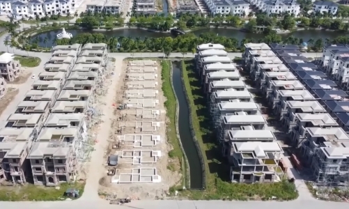 Nhiều bất động sản bị ngân hàng rao bán để thu hồi nợ