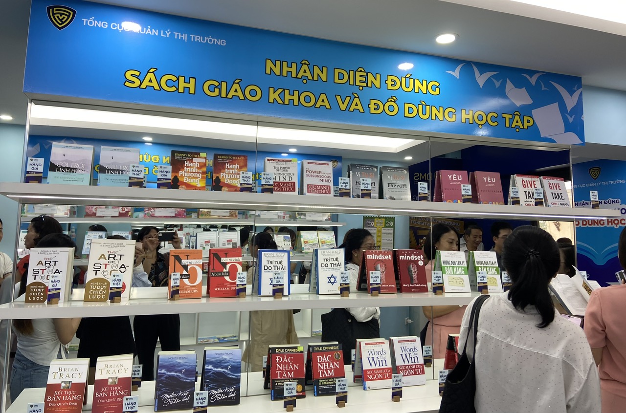 Gần 100 loại hàng hóa với trên 400 sản phẩm là các loại sách và đồ dùng học tập được trưng bày