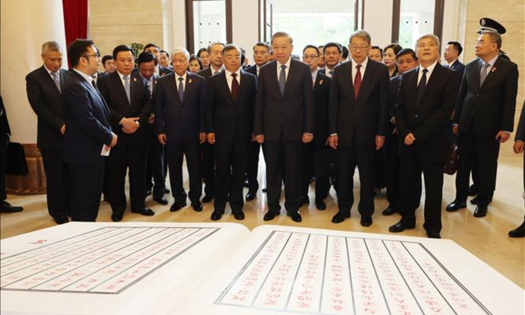 Tổng Bí thư, Chủ tịch nước Tô Lâm thăm phòng truyền thống của Trường Đảng Trung ương Đảng Cộng sản Trung Quốc - Ảnh: TTXVN