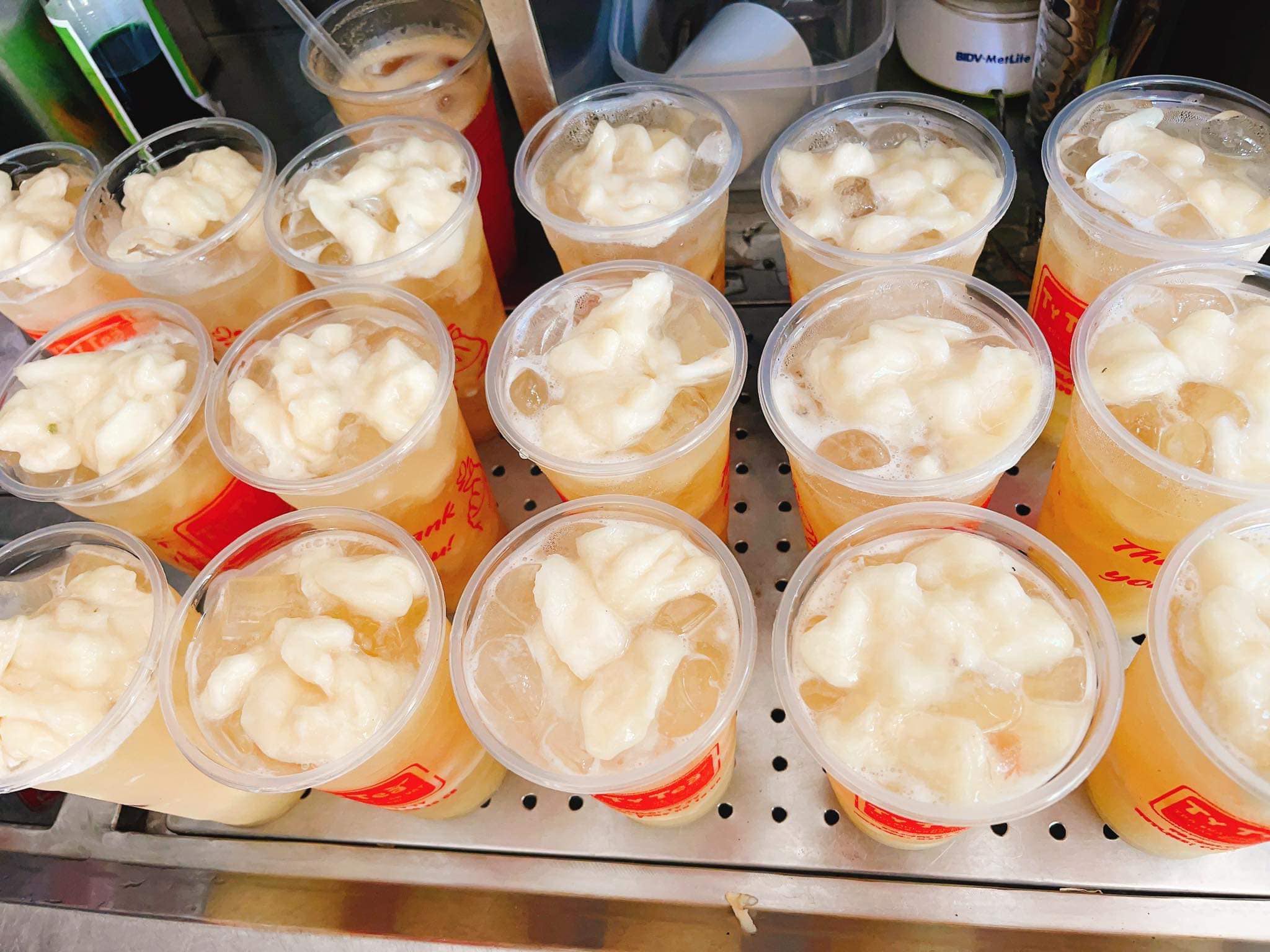 M&ugrave;a h&egrave; năm nay, tr&agrave; chanh, tr&agrave; quất kh&ocirc;ng c&ograve;n l&agrave; thức uống được ưa chuộng bậc nhất. Thay v&agrave;o đ&oacute;, tr&agrave; m&atilde;ng cầu 