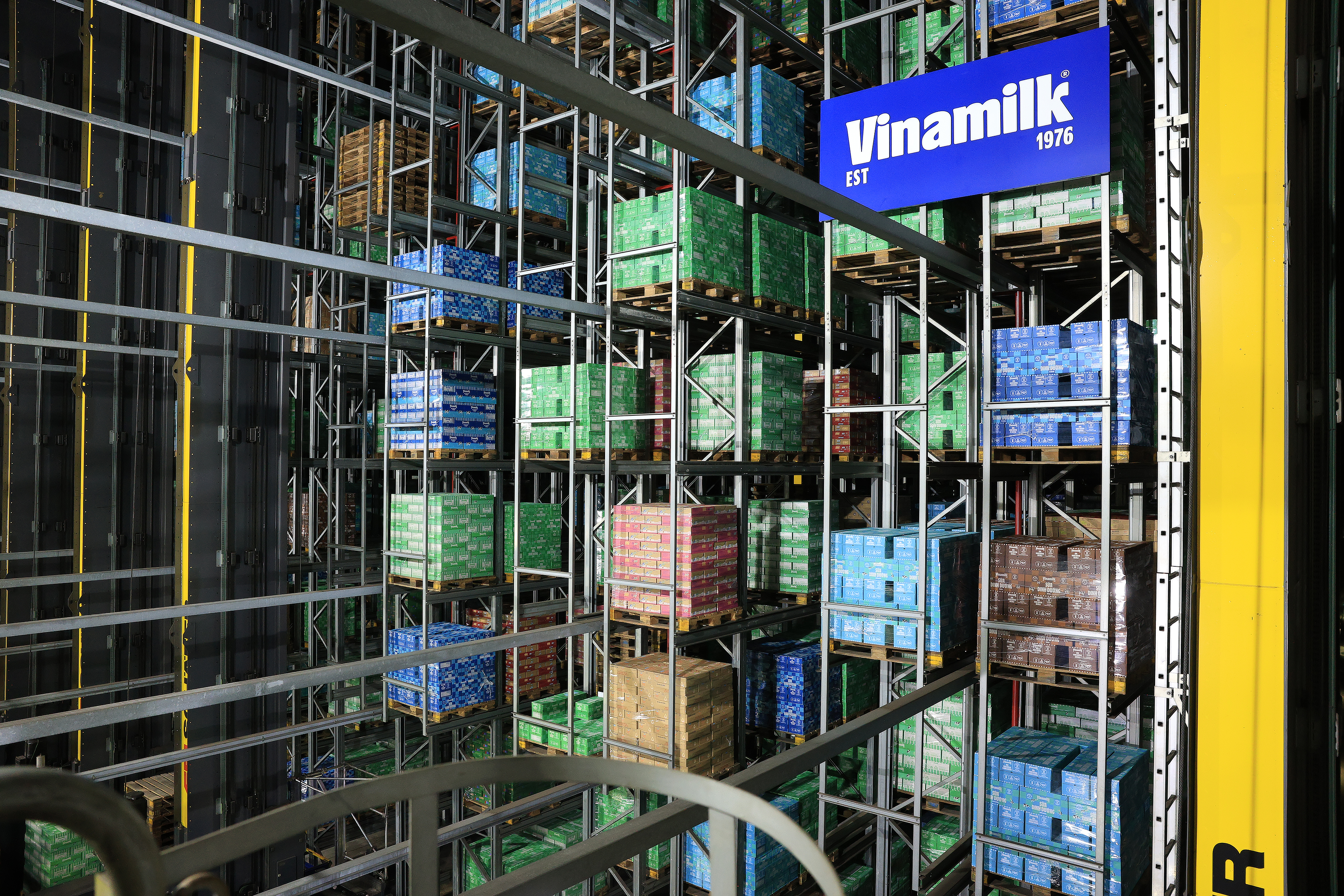 Vinamilk hiện có 5 kho thông minh, giúp tiết kiệm diện tích đất, tối ưu hóa hoạt động và giảm đến 70% lượng phát thải so với mô hình kho truyền thống.