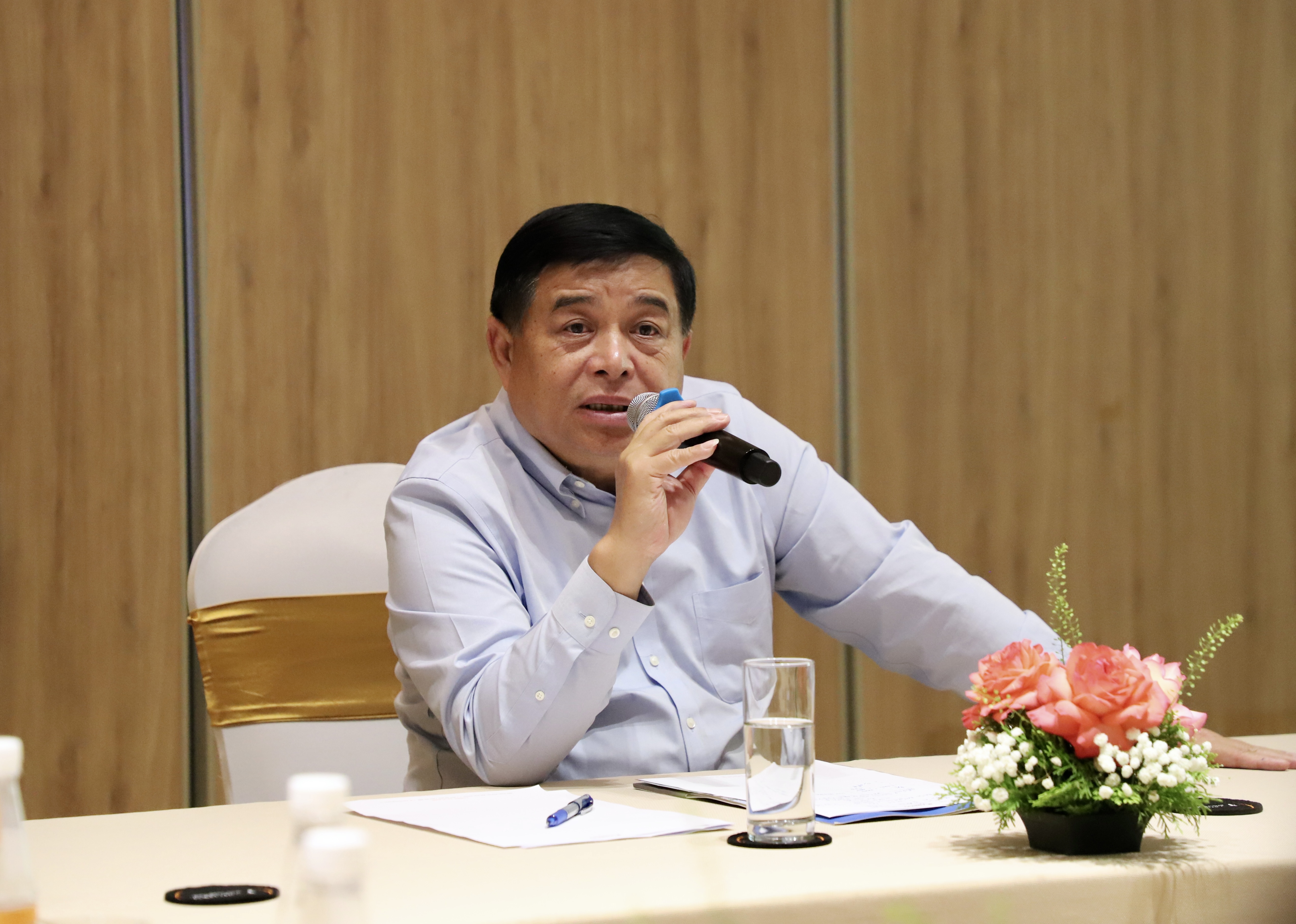 Bộ trưởng Nguyễn Chí Dũng tại cuộc hợp với các thành viên ban soạn thảo được phân công hoàn thiện hồ sơ đề nghị xây dựng 2 dự án luật.