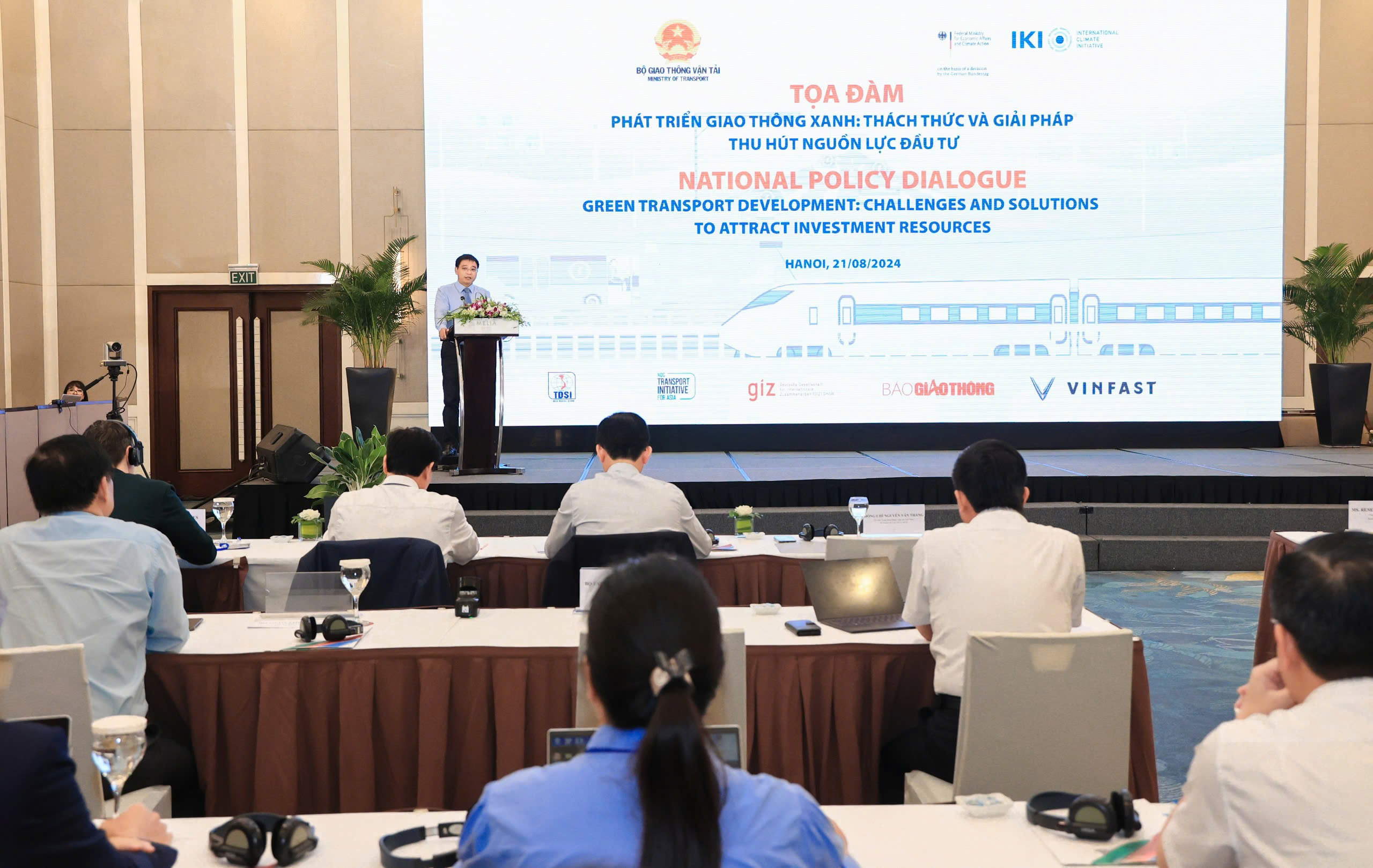 Nhiều tổ chức quốc tế cam kết hỗ trợ Việt Nam huy động các nguồn lực để phát triển giao thông xanh.