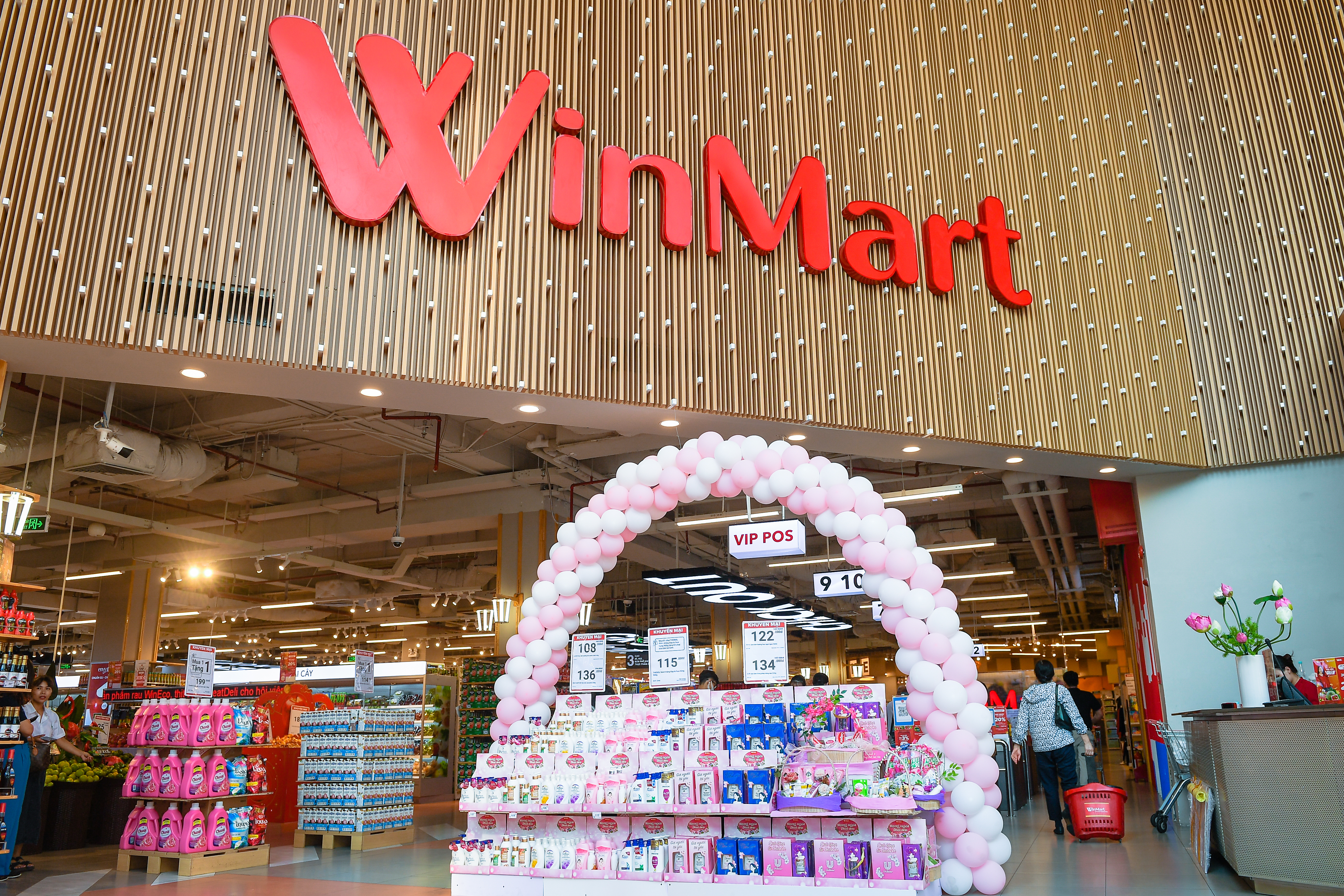 WinMart với kh&ocirc;ng gian mua sắm mới mẻ kết hợp c&ugrave;ng c&aacute;c chương tr&igrave;nh ưu đ&atilde;i lớn thu h&uacute;t sự ch&uacute; &yacute; của người ti&ecirc;u d&ugrave;ng.