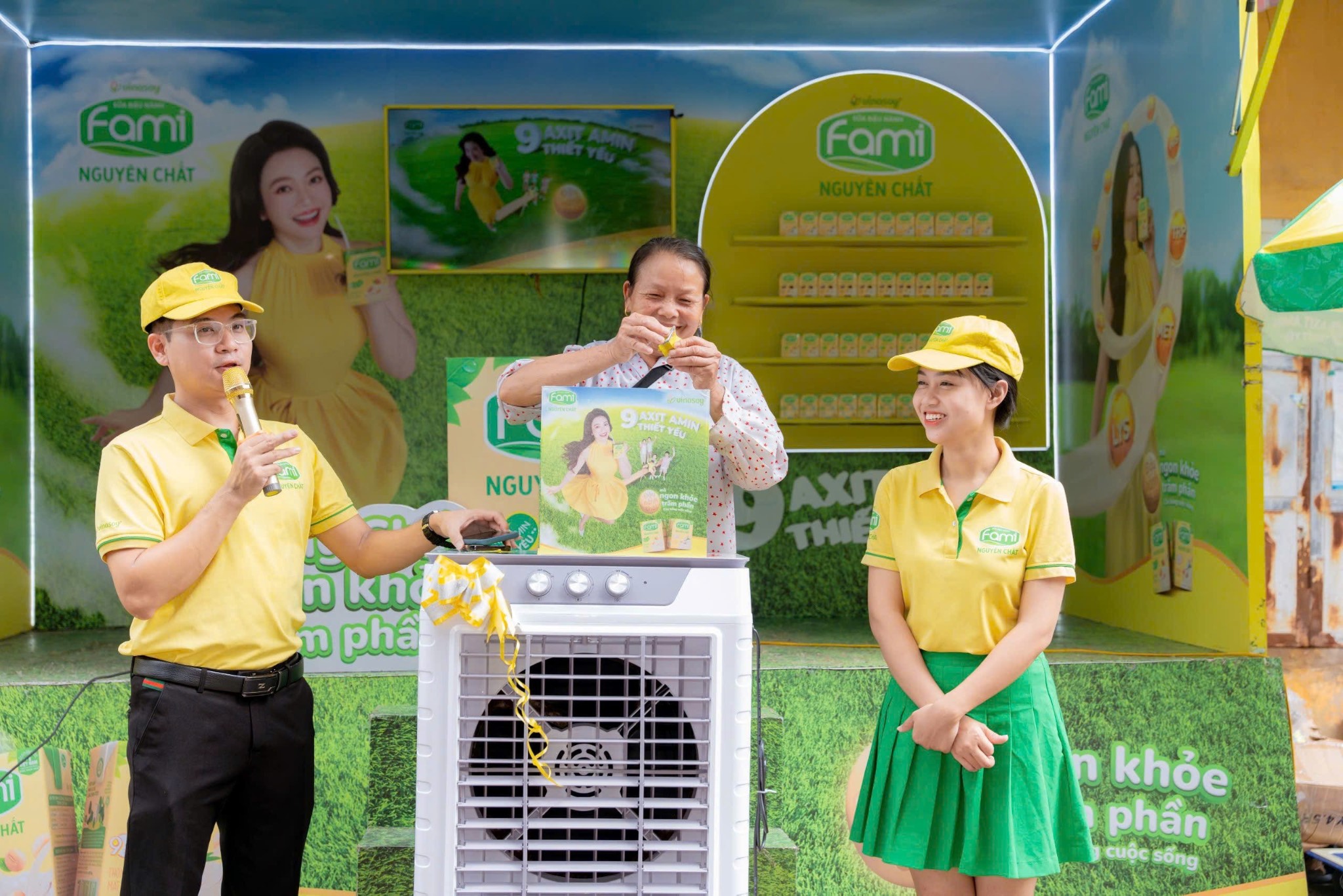 Thưởng thức những hộp sữa đậu nành Fami Nguyên Chất chứa nguồn đạm tốt với 9 axit amin và tham gia các hoạt động vui vẻ chính là “nam châm” hút người tiêu dùng tìm đến với “Chuyến xe ngon khỏe trăm phần”.
