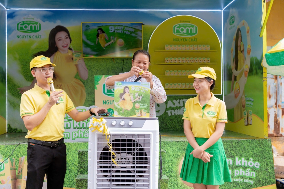 Thưởng thức những hộp sữa đậu n&agrave;nh Fami Nguy&ecirc;n Chất chứa nguồn đạm tốt với 9 axit amin v&agrave; tham gia c&aacute;c hoạt động vui vẻ ch&iacute;nh l&agrave; &ldquo;nam ch&acirc;m&rdquo; h&uacute;t người ti&ecirc;u d&ugrave;ng t&igrave;m đến với &ldquo;Chuyến xe ngon khỏe trăm phần&rdquo;.