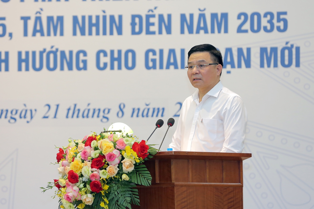 Đồng chí Lê Mạnh Hùng, Bí thư Đảng ủy, Chủ tịch HĐTV Petrovietnam trình bày báo cáo.