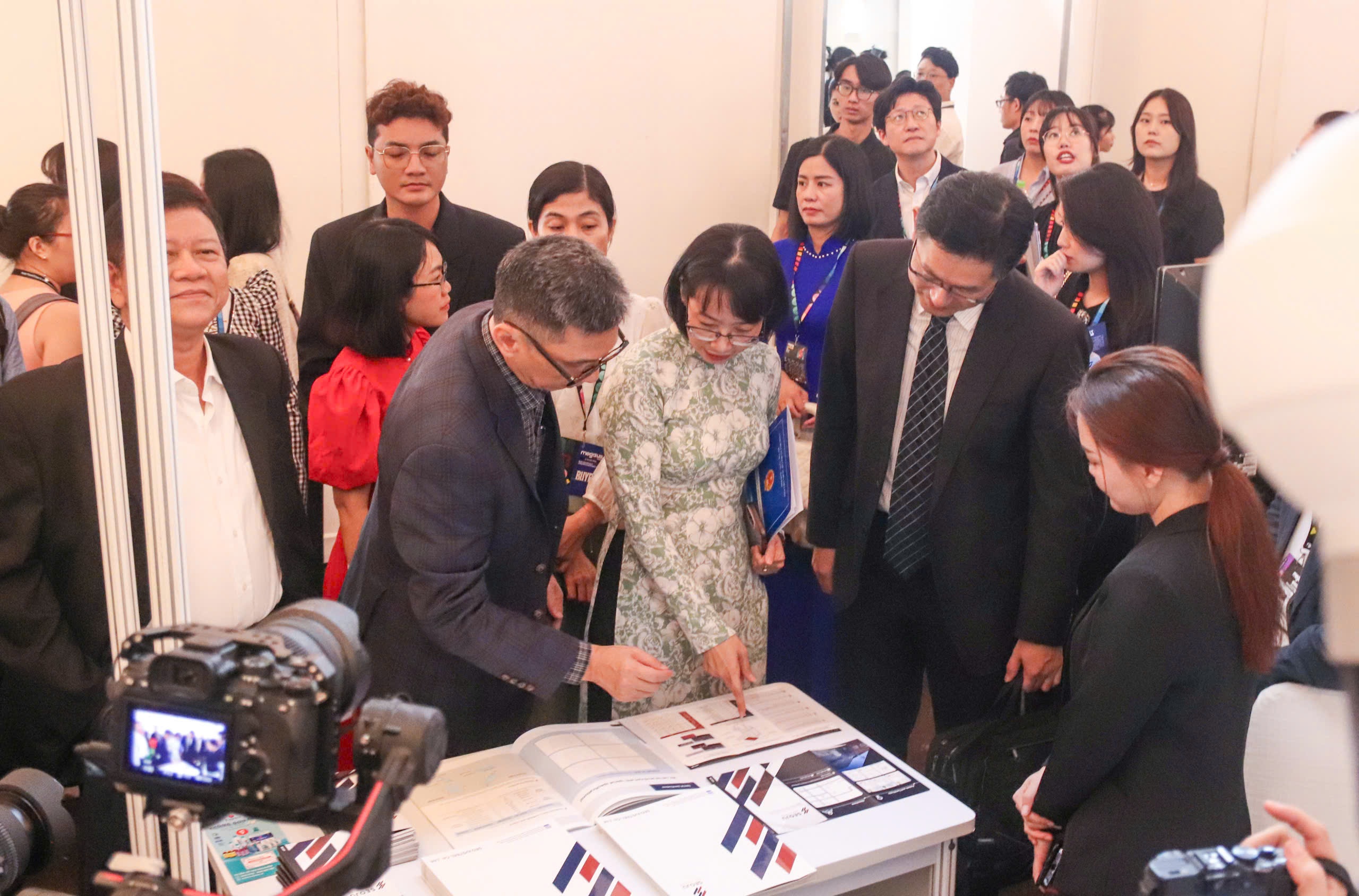 Bà Trần Thị Diệu Thúy, Phó Chủ tịch Ủy ban nhân dân TP.HCM (áo dài) tham quan các gian hàng tại Mega Us Expo 2024 - Ảnh: ND.
