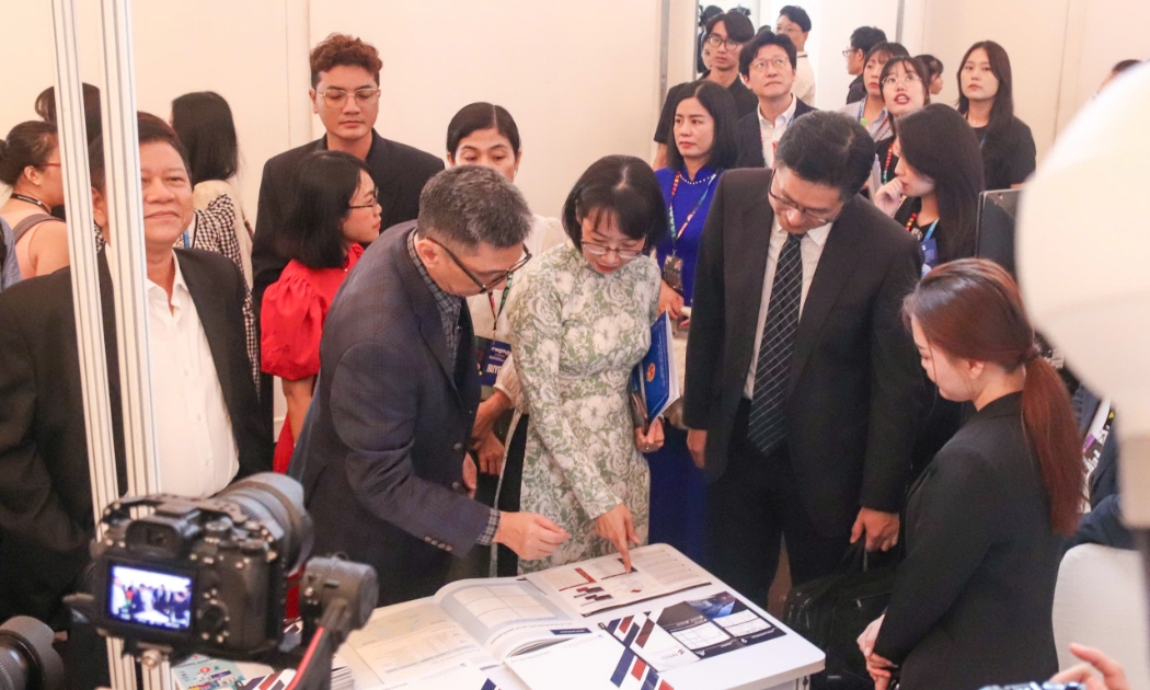 Bà Trần Thị Diệu Thúy, Phó Chủ tịch Ủy ban nhân dân TP.HCM (áo dài) tham quan các gian hàng tại Mega Us Expo 2024 - Ảnh: ND.