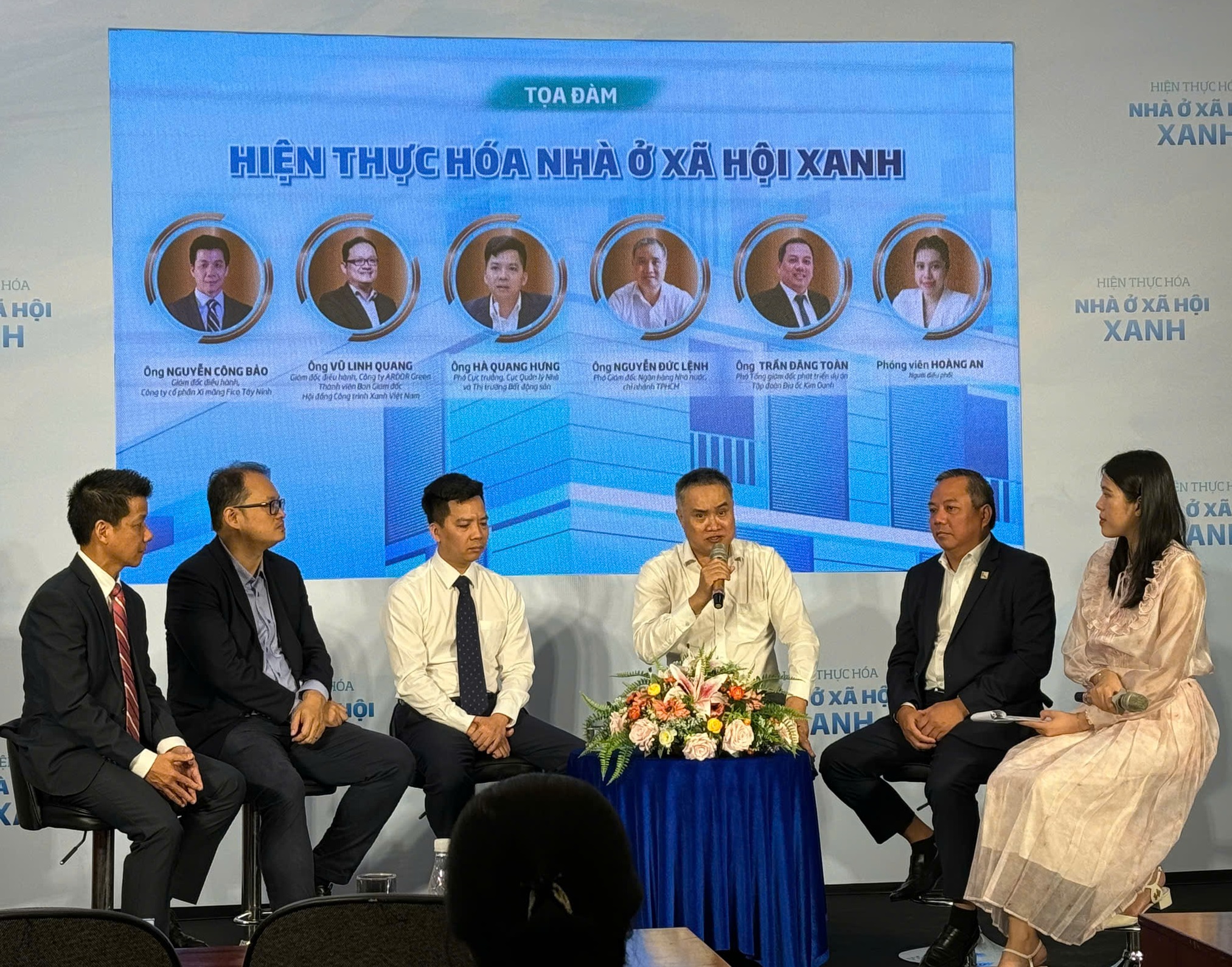 Các diễn giả tại hội thảo “Hiện thực hóa nhà ở xã hội xanh” 