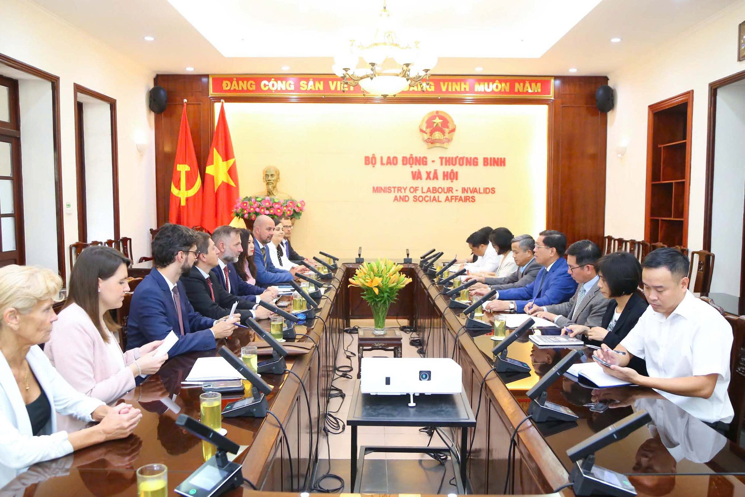 Bộ Lao động &ndash; Thương binh v&agrave; X&atilde; hội l&agrave;m việc với Đo&agrave;n c&ocirc;ng t&aacute;c tỉnh Plzen, Cộng h&ograve;a S&eacute;c. Ảnh: MOLISA.