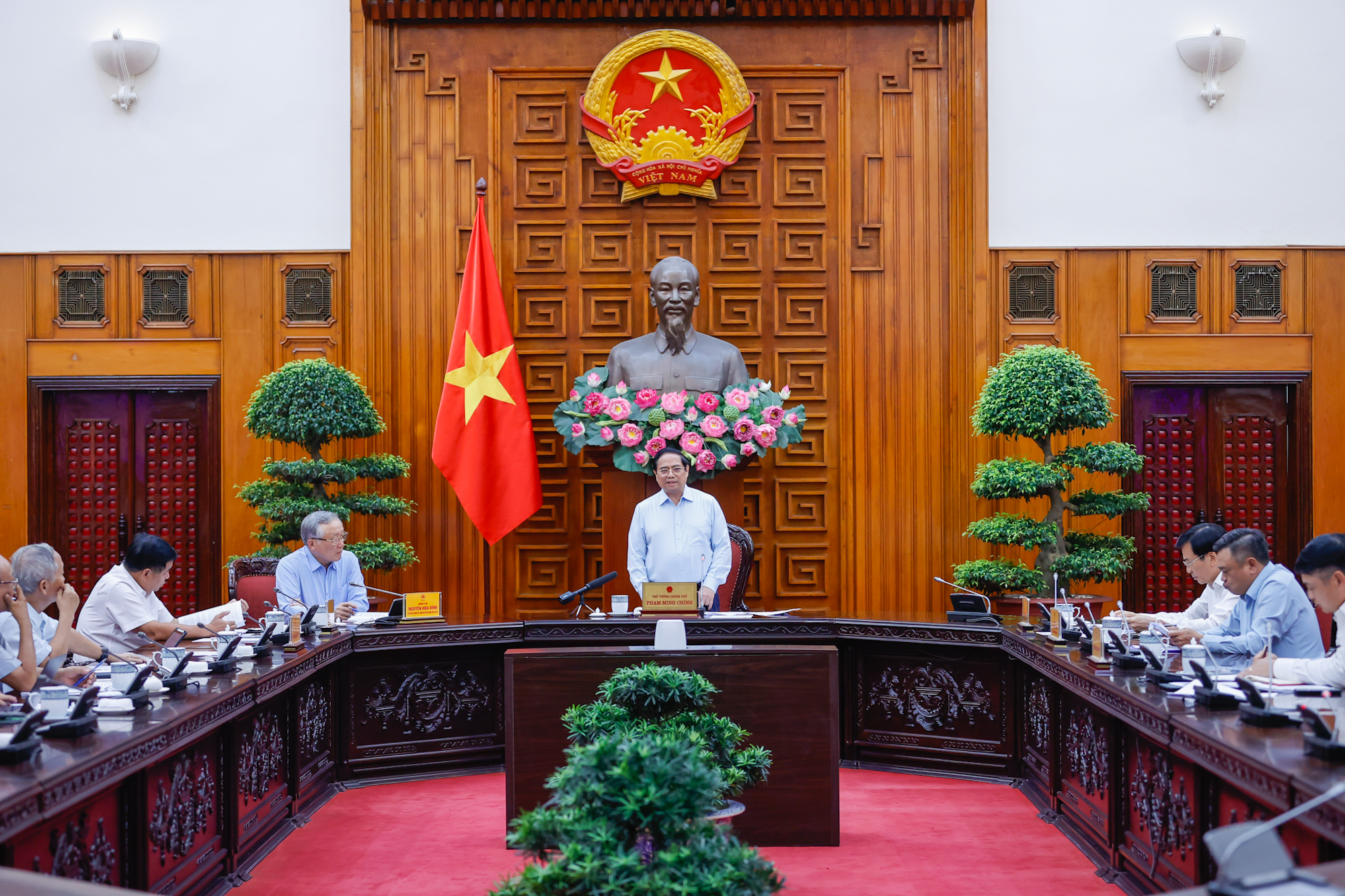 Thủ tướng yêu cầu các thành viên Tiểu ban, Tổ biên tập tiếp tục phát huy, hoàn thiện thêm một bước dự thảo báo cáo để phục vụ phiên họp toàn thể sắp tới của Tiểu ban Kinh tế-xã hội - Ảnh: VGP