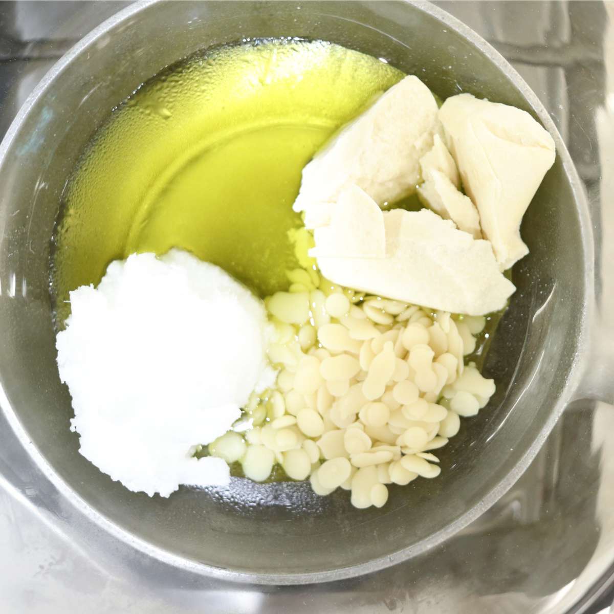 Kem chống nắng tự chế có thể dễ dàng gây dị ứng vì không loại bỏ được các tạp chất có trong nguyên liệu.