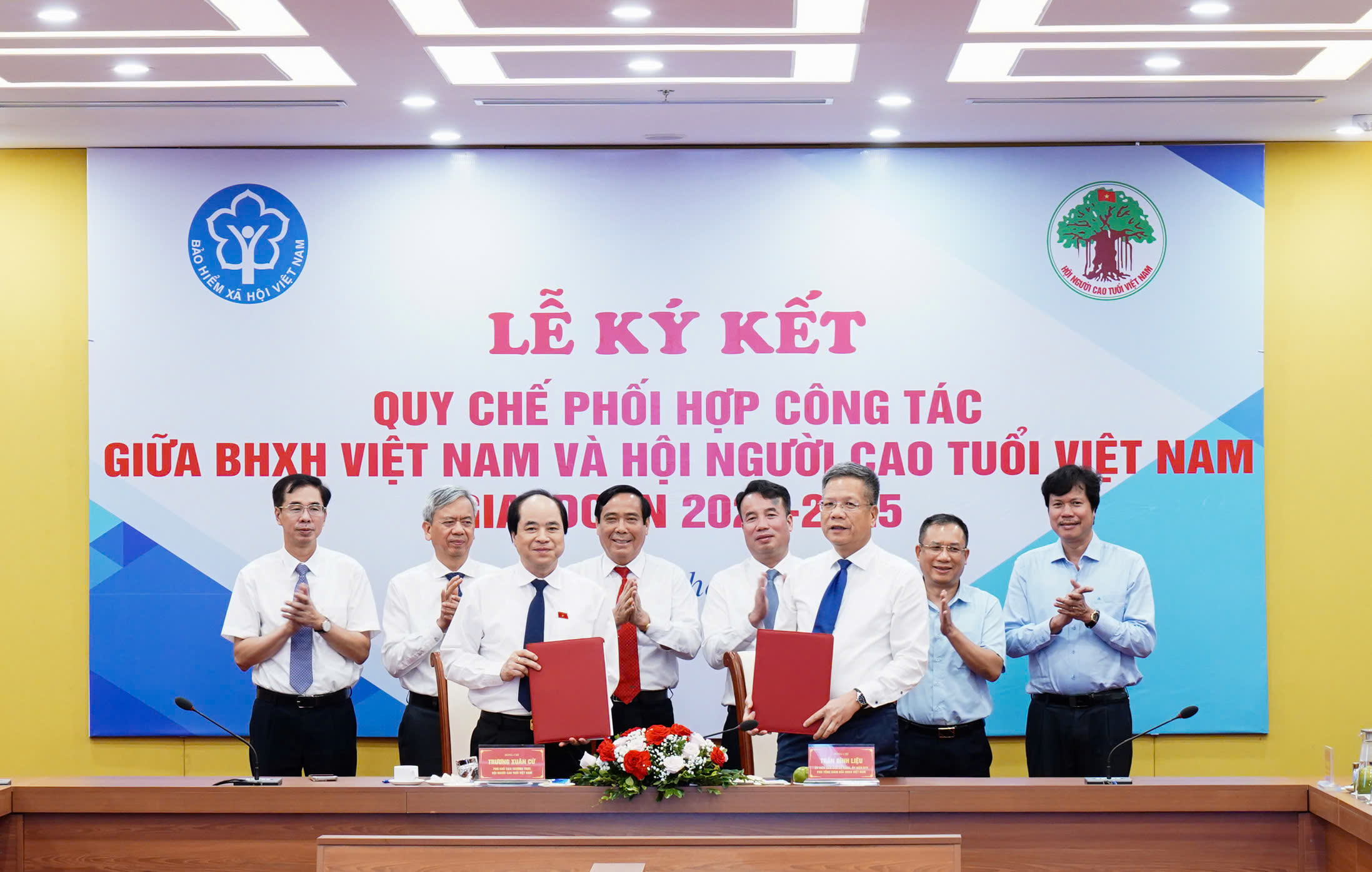 Lãnh đạo 2 cơ quan ký Quy chế phối hợp. Ảnh: BHXH Việt Nam.