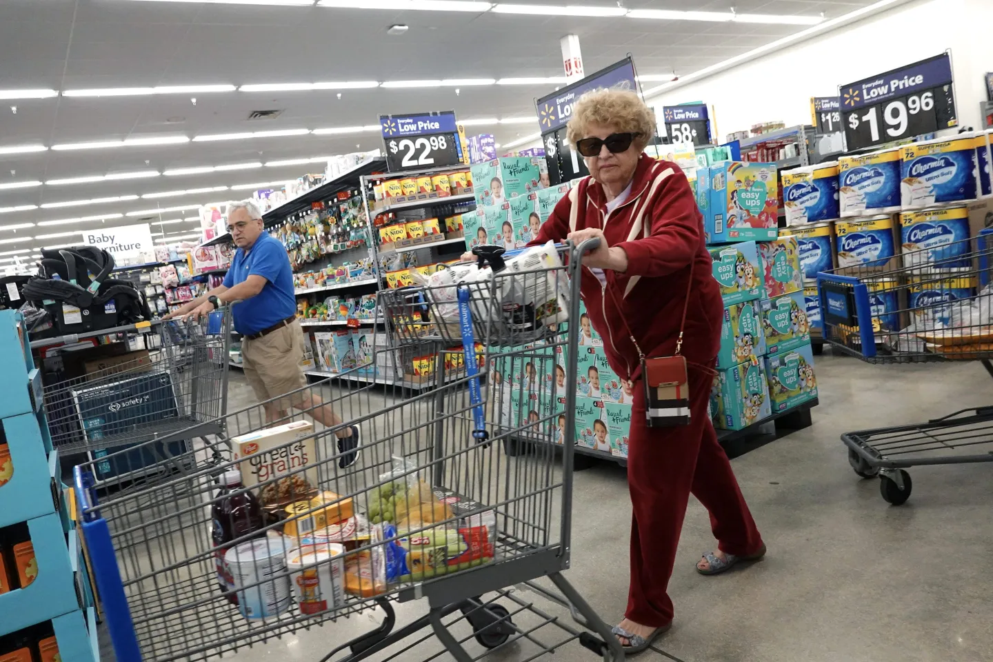 Walmart cũng đã phát triển được danh tiếng của mình đối với tệp khách hàng kiếm được hơn 100.000 USD/năm.