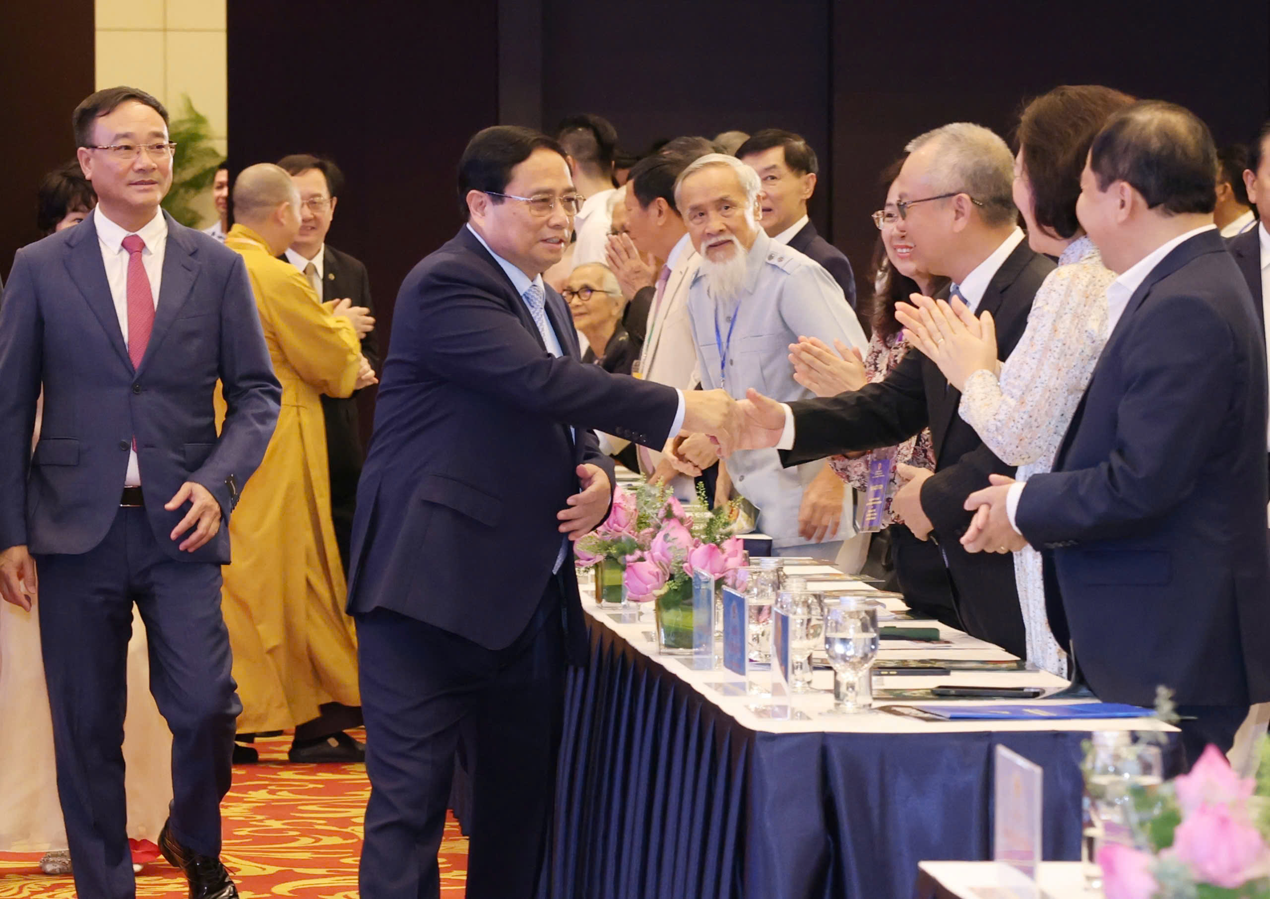 Thủ tướng Phạm Minh Chính thăm hỏi và trò chuyện với các kiều bào tham dự Hội nghị. Ảnh: Quang Phúc.