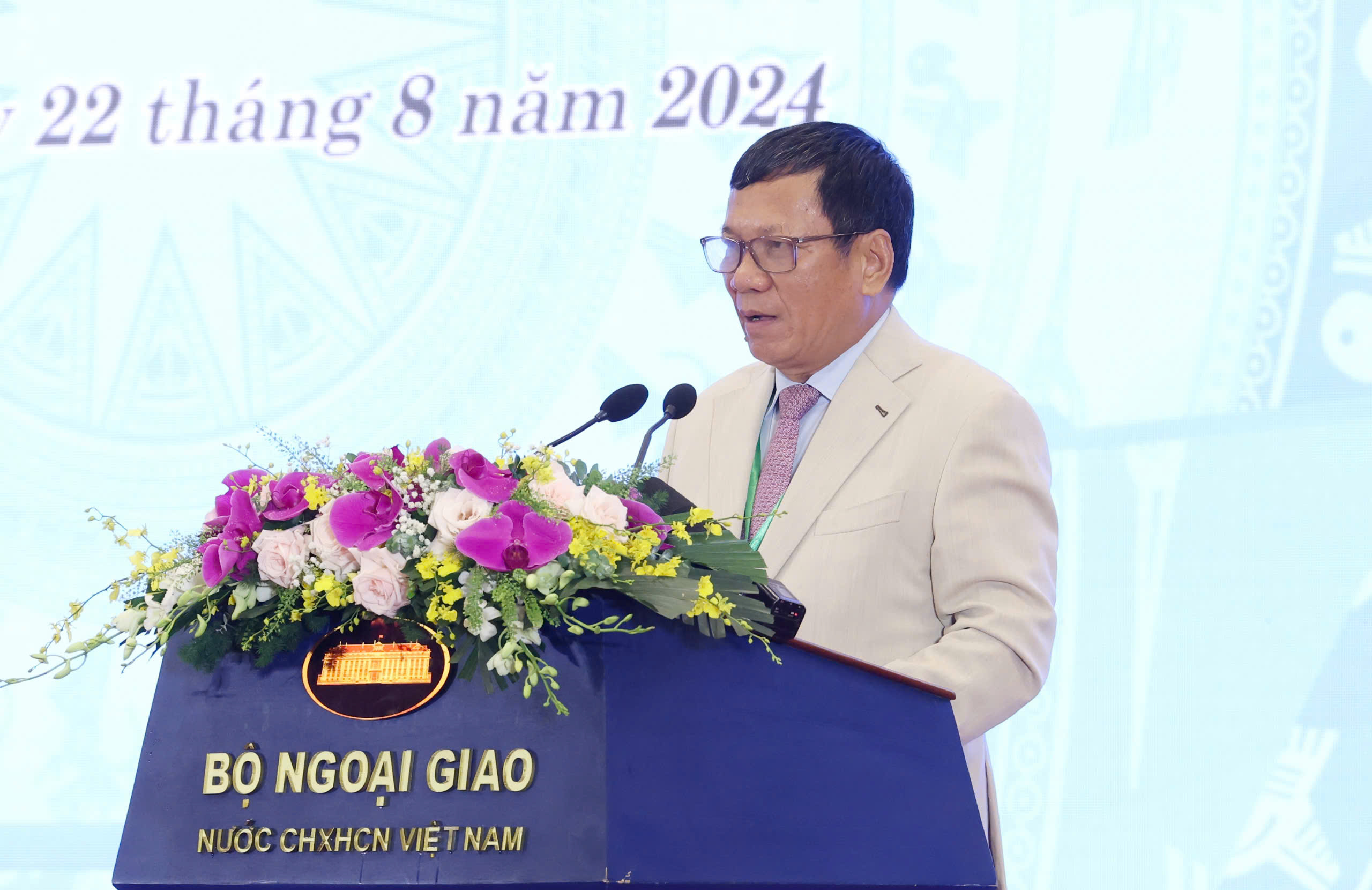Ông Hoàng Đình Thắng, Ủy viên Đoàn Chủ tịch, Ủy ban Trung ương Mặt trận Tổ quốc Việt Nam, Chủ tịch Liên hiệp Hội người Việt Nam tại châu Âu, phát biểu tại hội nghị. Ảnh: Quang Phúc.