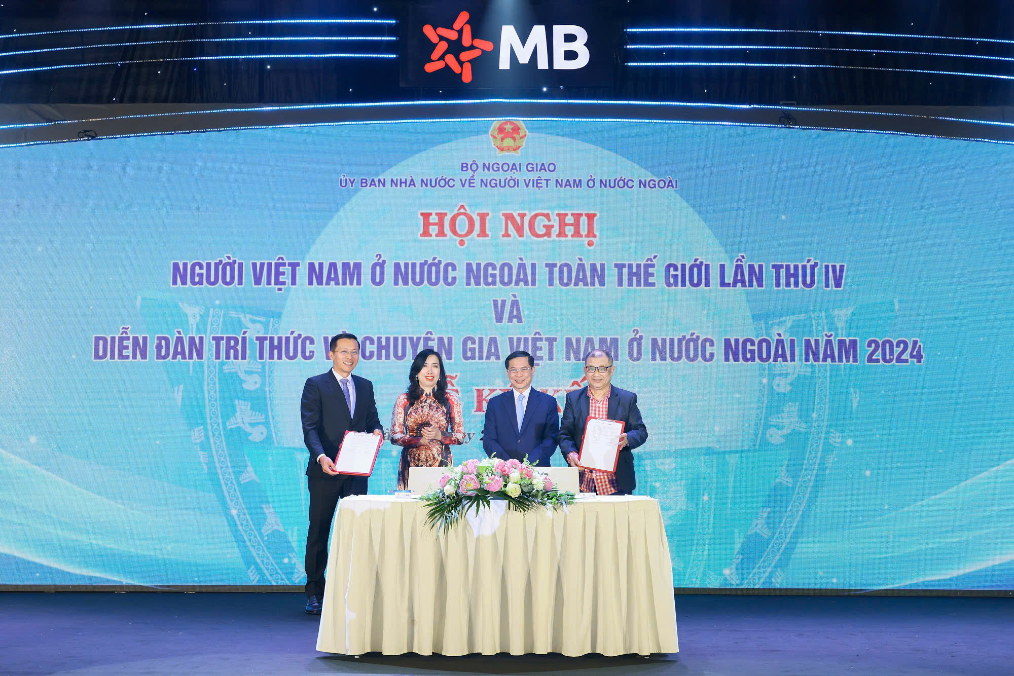 Lễ k&yacute; kết bi&ecirc;n bản ghi nhớ hợp t&aacute;c giữa Hiệp hội Doanh nh&acirc;n Việt Nam ở nước ngo&agrave;i v&agrave; Ng&acirc;n h&agrave;ng TMCP Qu&acirc;n đội.