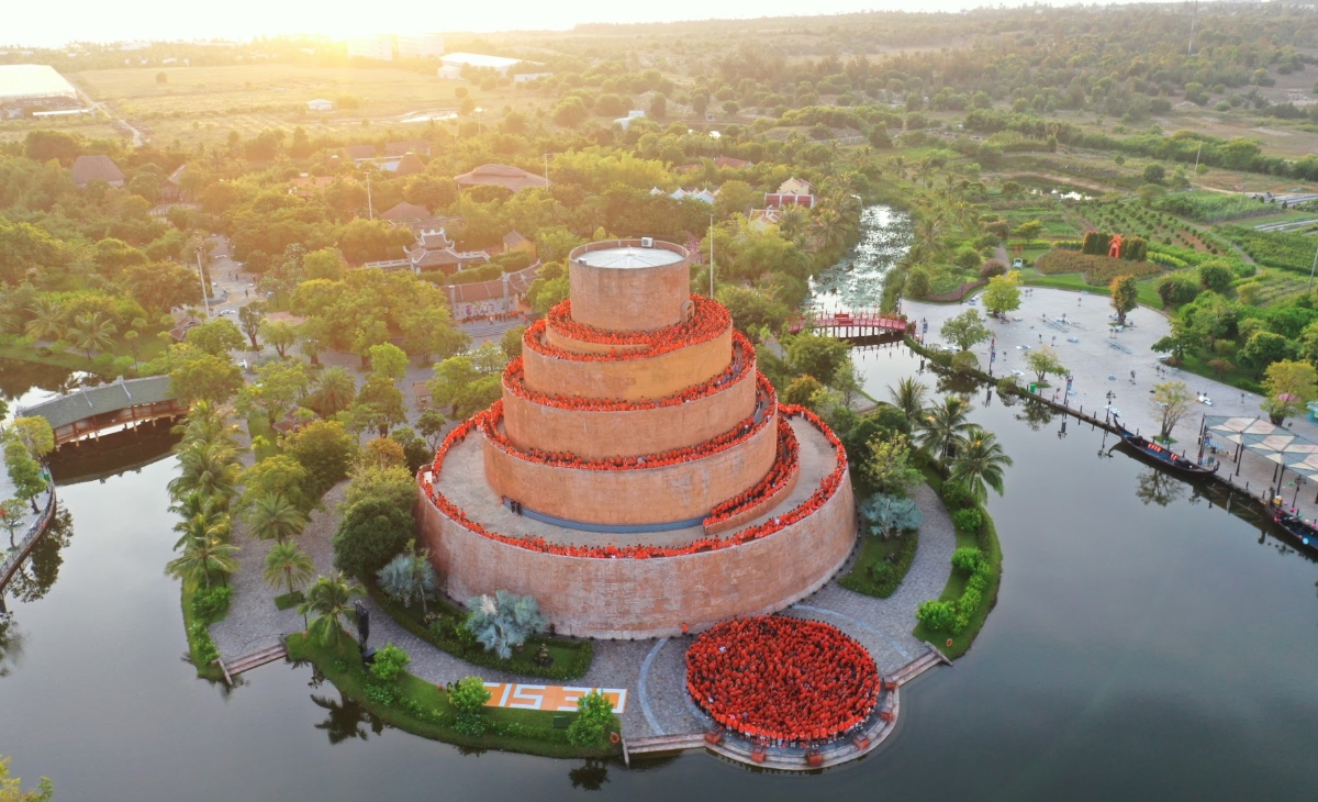 Hơn 3200 c&aacute;n bộ nh&acirc;n vi&ecirc;n FPT IS phủ cam đồi Ước Nguyện để ch&agrave;o cờ v&agrave; lắng nghe lời hiệu triệu &ldquo;The Next