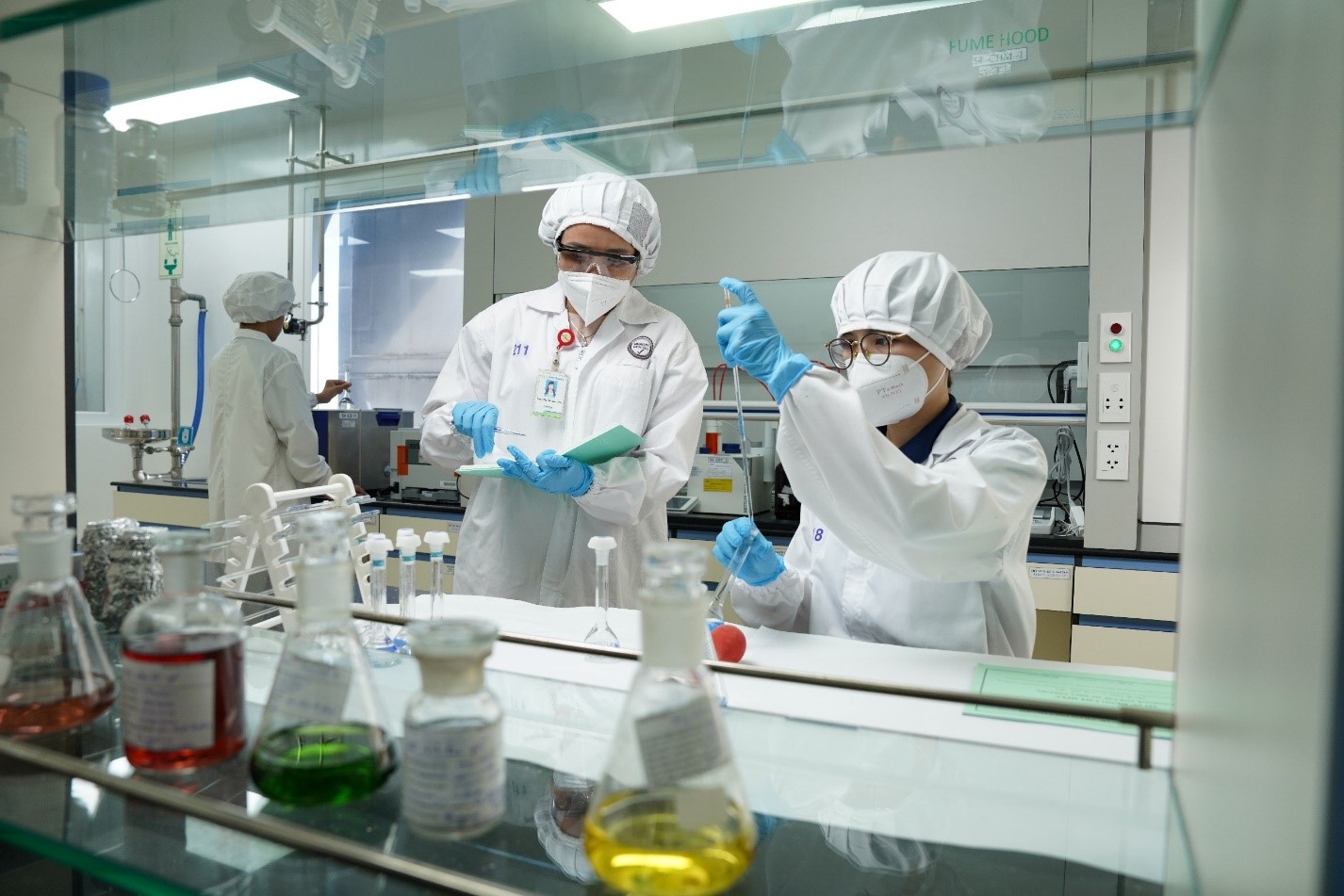 Nghiên cứu và phát triển sản phẩm tại nhà máy sản xuất thuốc chất lượng EU-GMP của Imexpharm. Nguồn: Imexpharm.