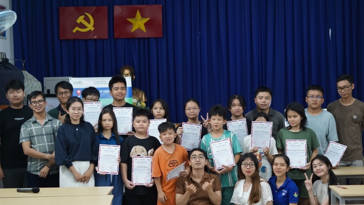 EkoSchool trao “bằng tốt nghiệp” cho các em học sinh tham gia khóa học STEAM đầu tiên.