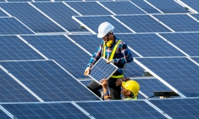 Sự chuyển dịch mạnh mẽ hướng tới các giải pháp năng lượng xanh và bền vững đang thúc đẩy nhu cầu về các chuyên gia có kinh nghiệm trong công nghệ năng lượng tái tạo và hệ thống điện thông minh. Ảnh minh họa