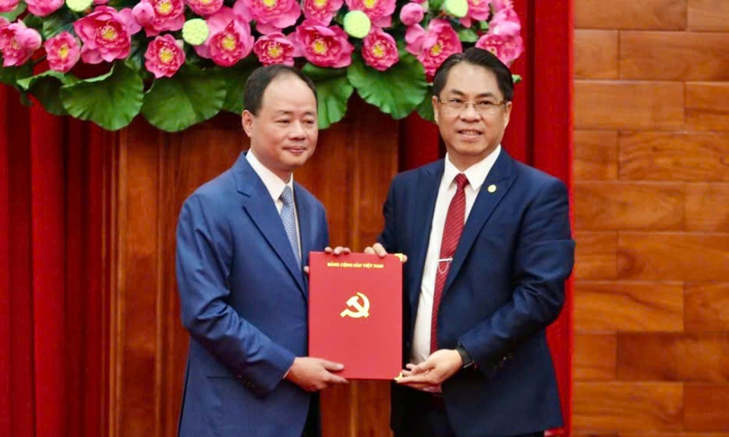 Phó Trưởng Ban Tổ chức Trung ương Phan Thăng An, trao Quyết định cho ông Trần Hồng Thái (bên trái).