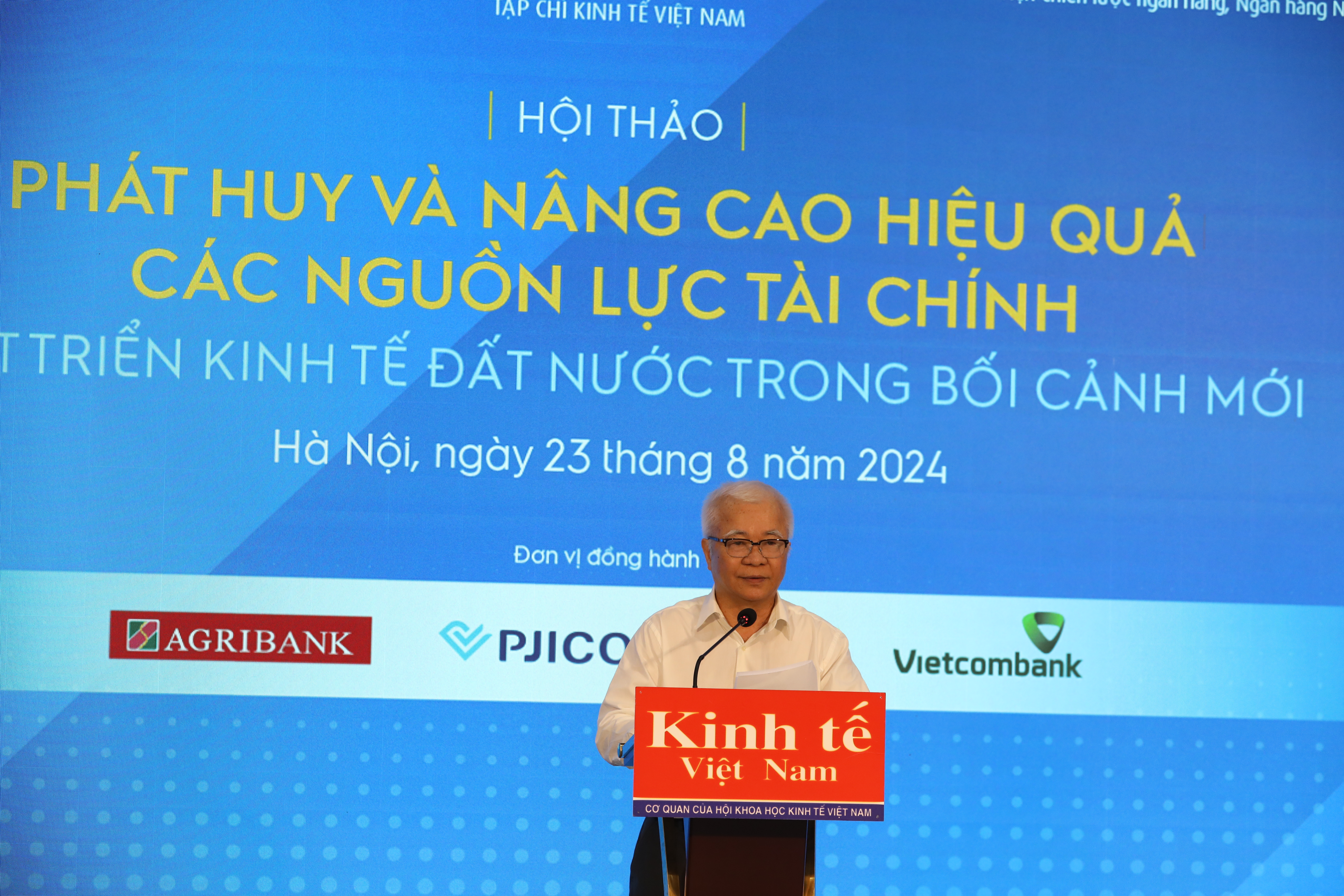 TS. Chử Văn Lâm, Phó Chủ tịch thường trực Hội Khoa học Kinh tế Việt Nam, Tổng Biên tập Tạp chí Kinh tế Việt Nam – VnEconomy – Vietnam Economic Times, phát biểu khai mạc hội thảo. Ảnh: Việt Dũng.