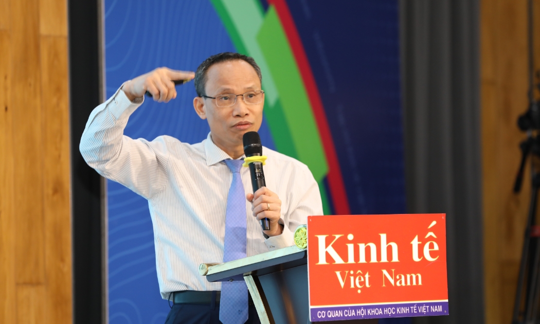 TS Cấn Văn Lực chia sẻ tại Hội thảo.