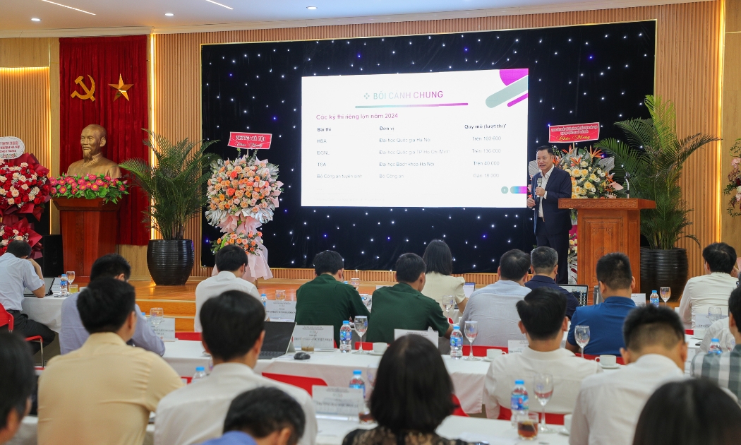 Giám đốc Trung tâm Khảo thí Đại học Quốc gia Hà Nội Nguyễn Tiến Thảo chia sẻ tại hội nghị. Ảnh: VNU.