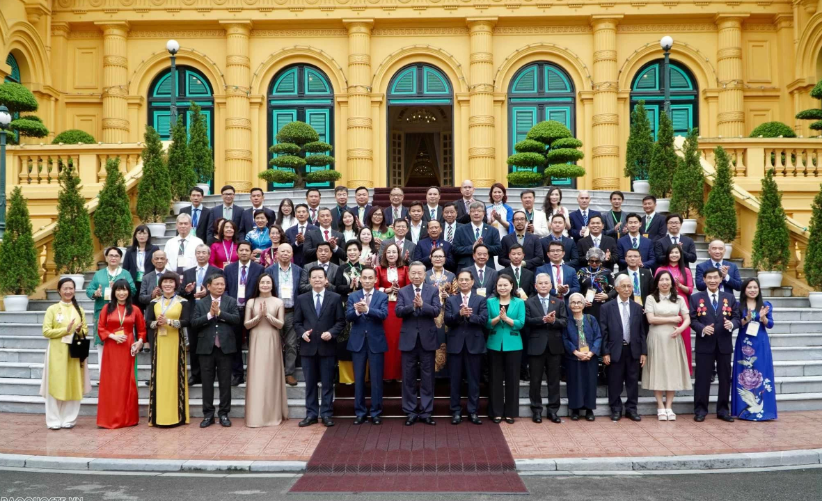 Tổng Bí thư, Chủ tịch nước Tô Lâm cùng đại diện các bộ, ban, ngành chụp ảnh cùng các kiều bào tiêu biểu.