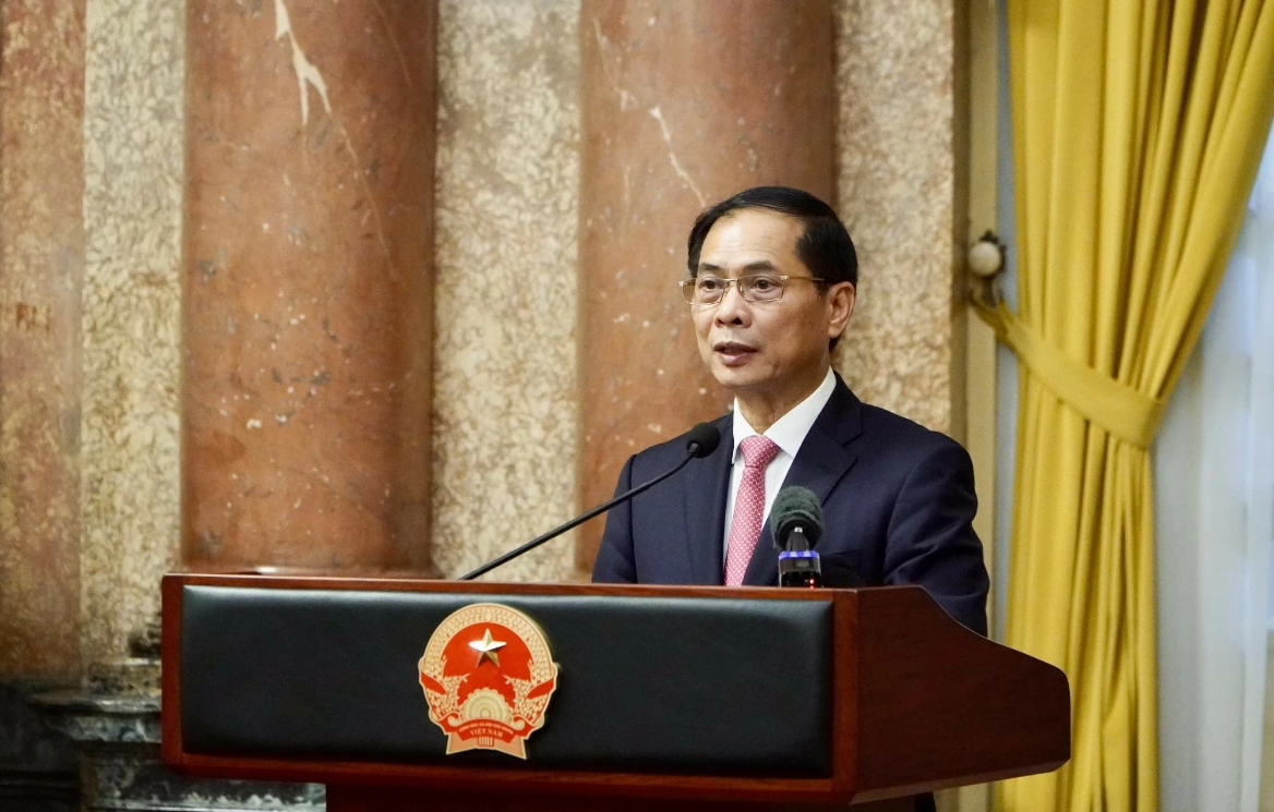 Bộ trưởng Ngoại giao Bùi Thanh Sơn báo cáo với Tổng Bí thư, Chủ tịch nước về kết quả Hội nghị người Việt Nam ở nước ngoài toàn thế giới lần thứ 4.