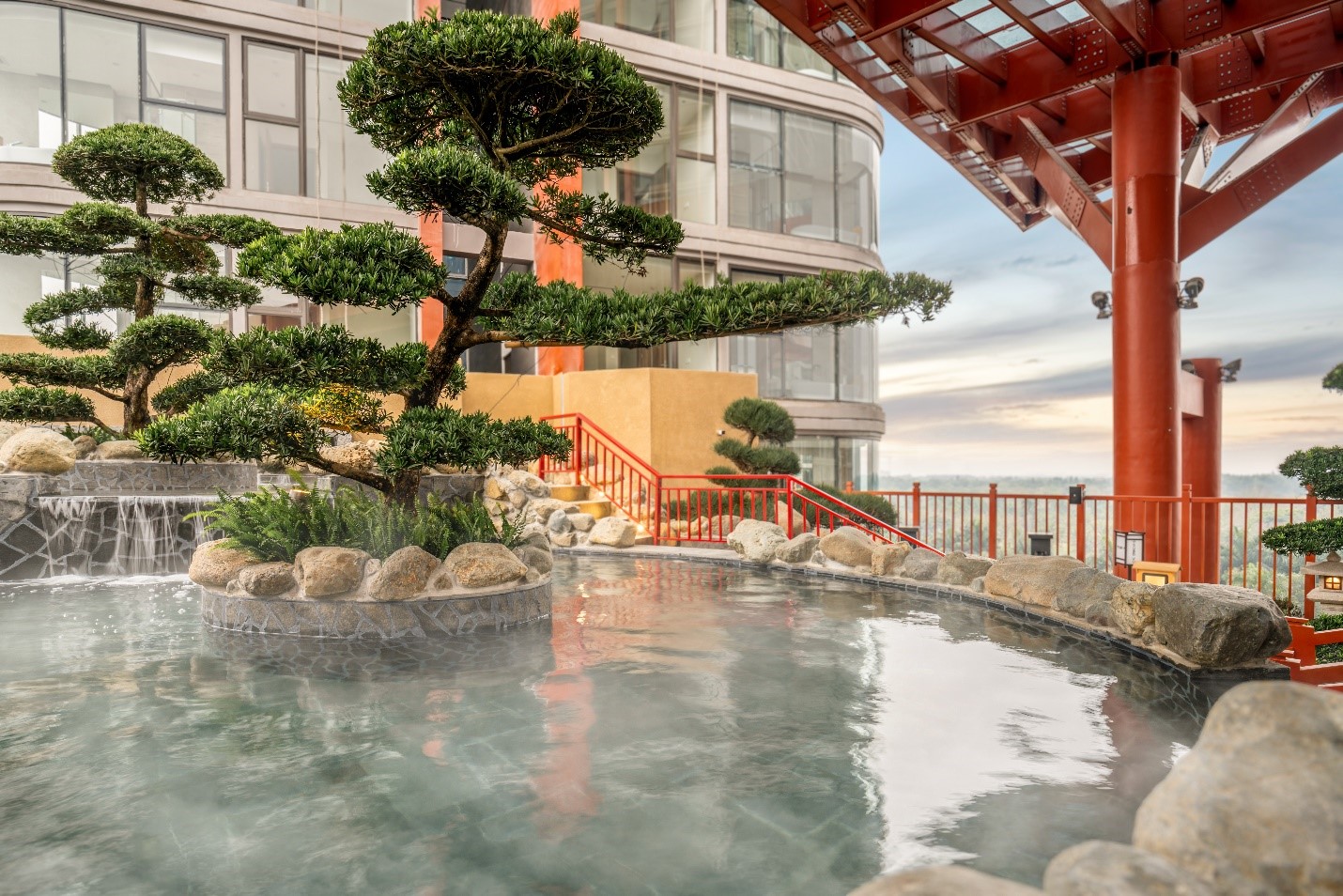 Tổ hợp khoáng nóng trên cao tại khu đô thị Ecopark.