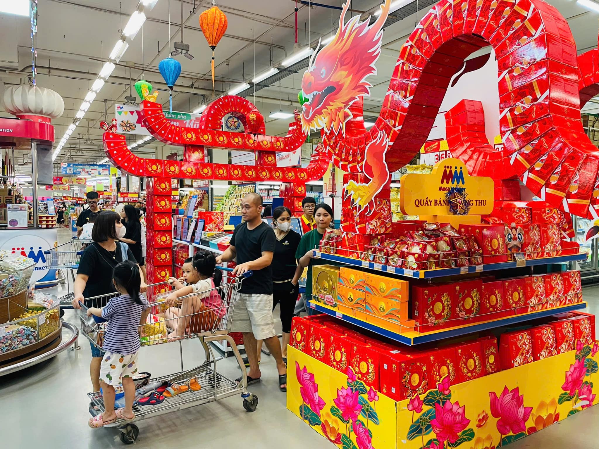 Mua bánh với hóa đơn từ 650.000 đồng trở lên, khách hàng được nhận 1 phiếu mua hàng trị giá 100.000 đồng trên toàn hệ thống MM Mega Market. 