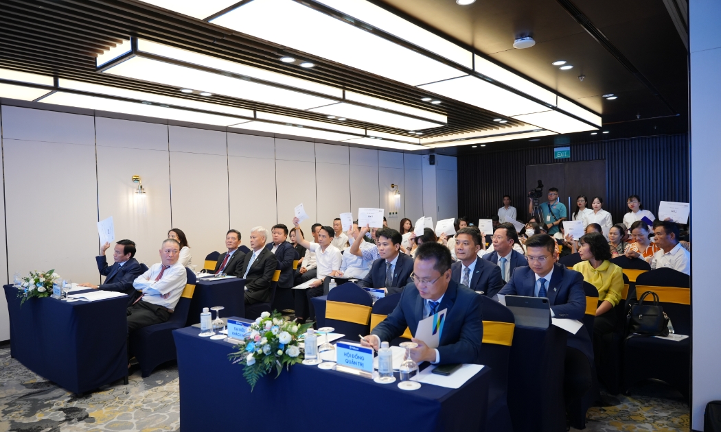 Cổ đông PGBank biểu quyết thông qua các tờ trình tại Đại hội bất thường ngày 26/8/2024.