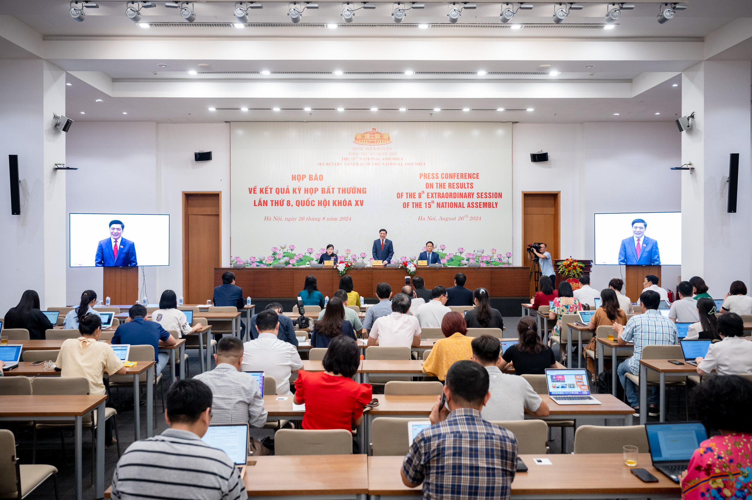 Họp b&aacute;o c&ocirc;ng bố kết quả kỳ họp bất thường lần thứ 8.