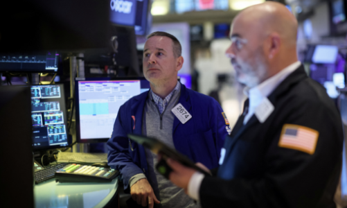 Chứng khoán Mỹ lập kỷ lục mới nhờ số liệu đơn hàng, giá dầu tăng 3% sau tin Libya