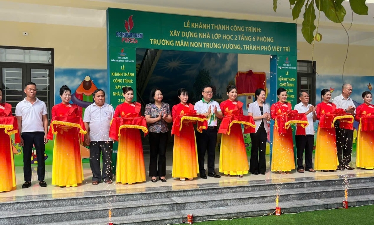Cắt băng khánh thành công trình nhà lớp học Trường mầm non Trưng Vương.