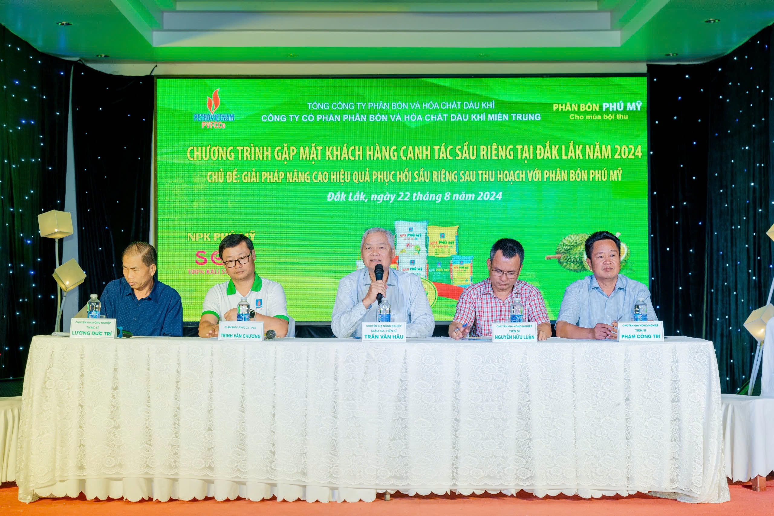 Giáo sư Tiến sĩ Trần Văn Hâu chia sẻ các phương pháp canh tác sầu riêng tiên tiến.